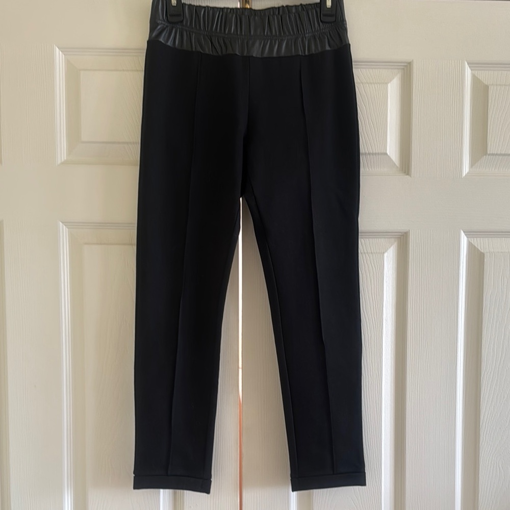 NWOT Bloomingdale’s Gracia Black Ankle Cropped Pants with Stretchy Waist Size S.